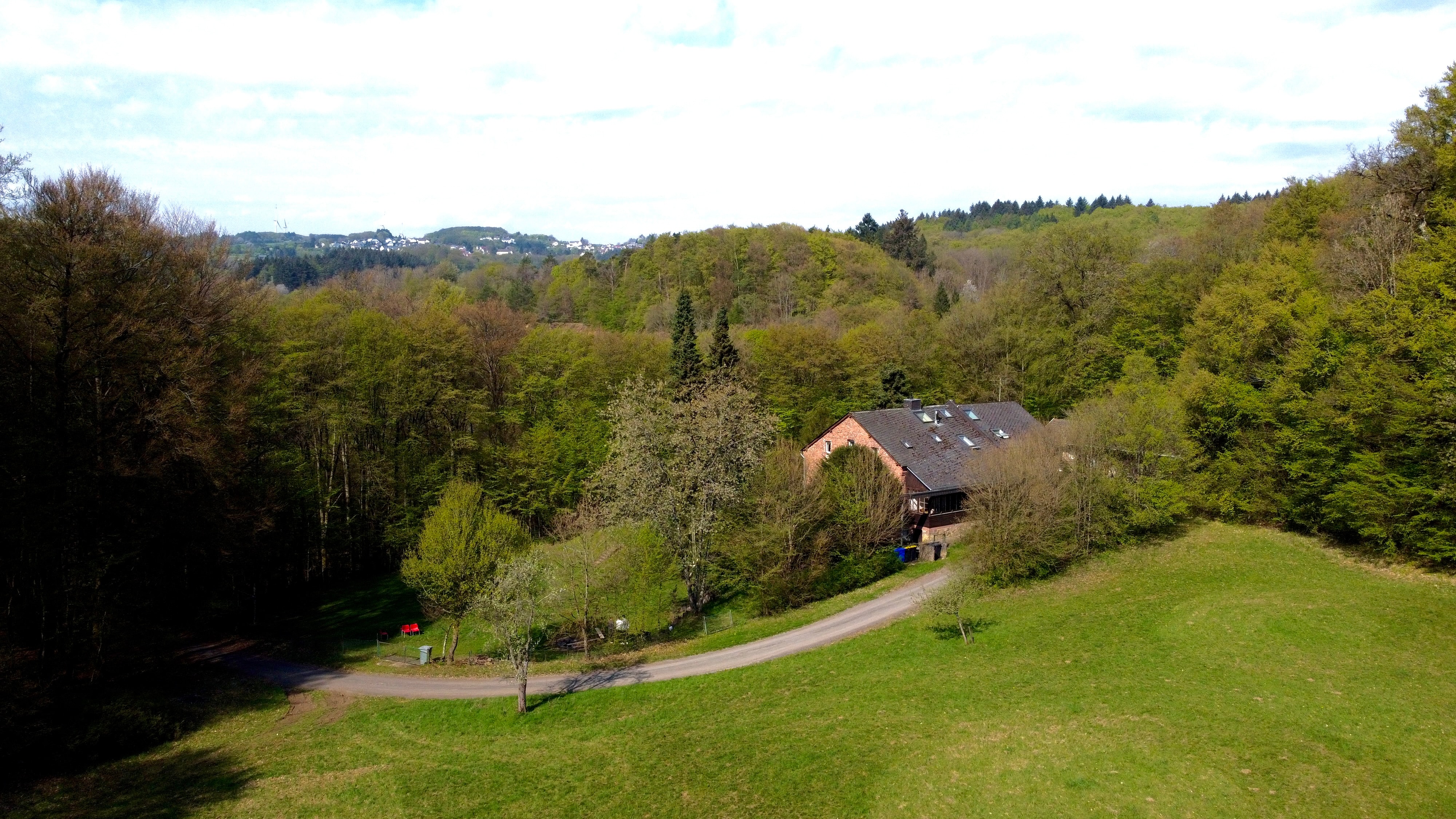 Weitläufiges Außengelände des Freizeitheims aus der Vogelperspektive.
