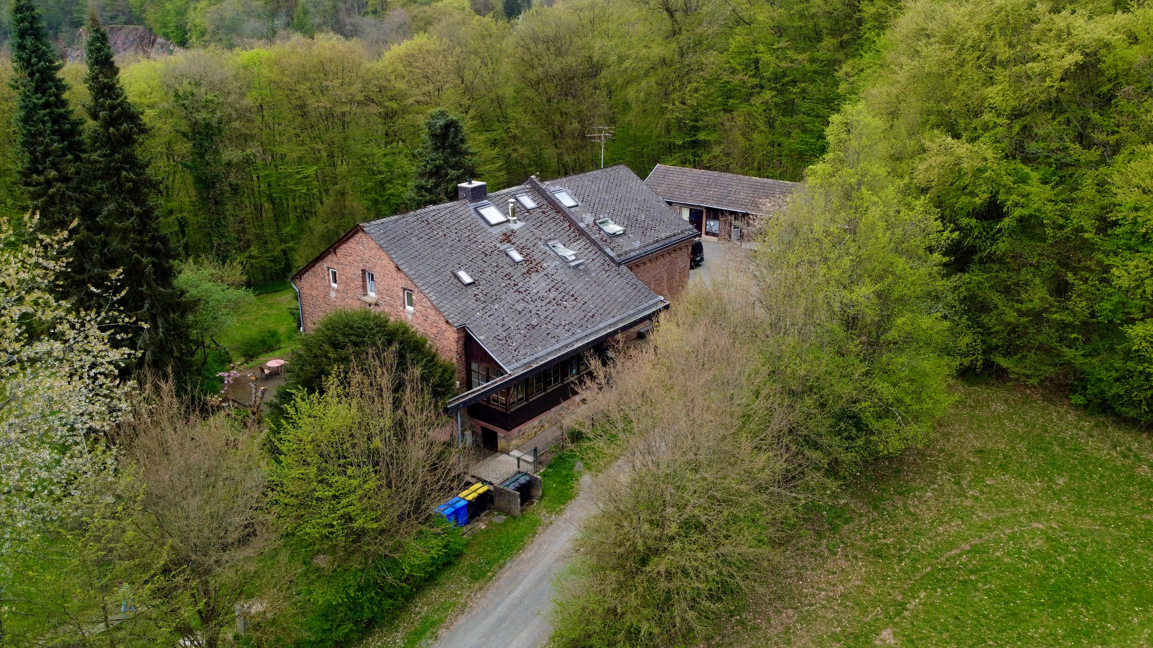 Drohnenaufnahme des Freizeitheims Forsthaus mit den umliegenden Wäldern am Dünsberg.