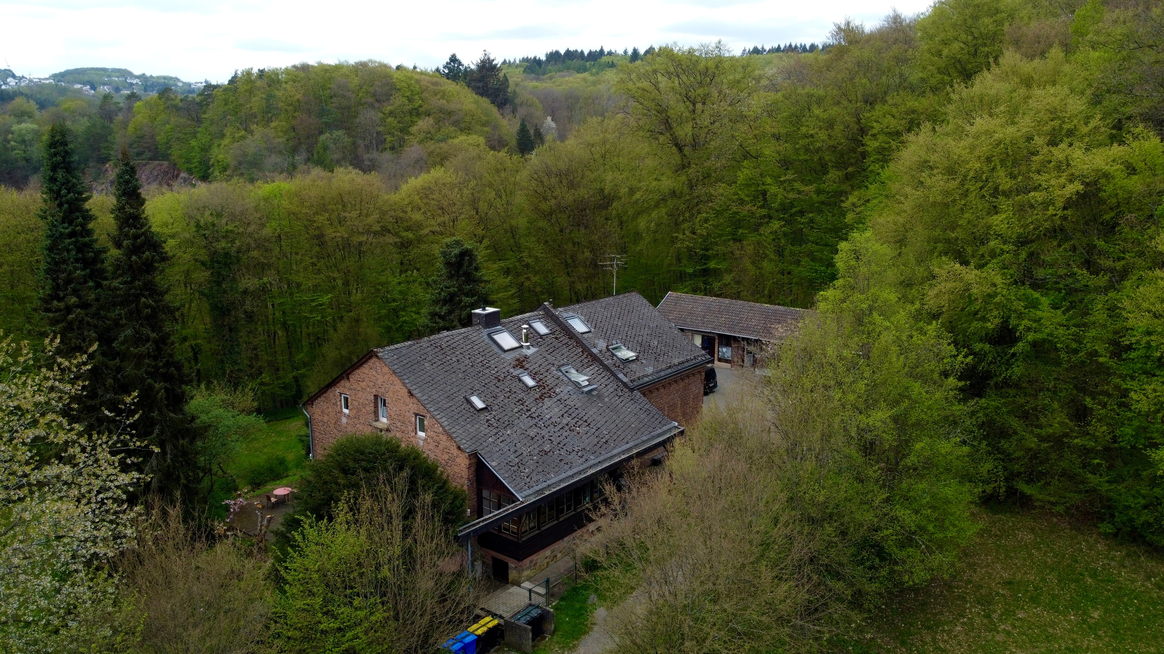 Drohnenaufnahme des Forsthauses mit angrenzendem Außengelände.